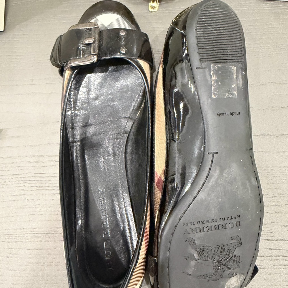 Burberry Women's Black and Cream Flats - Picture 8 of 8